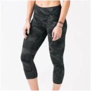 Zyia Black Gray‎ Crop Camo Leggings Size 4